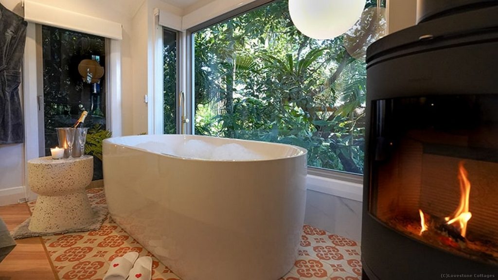 LoveStone Cottages Montville Fireplace & Bathtub for Two