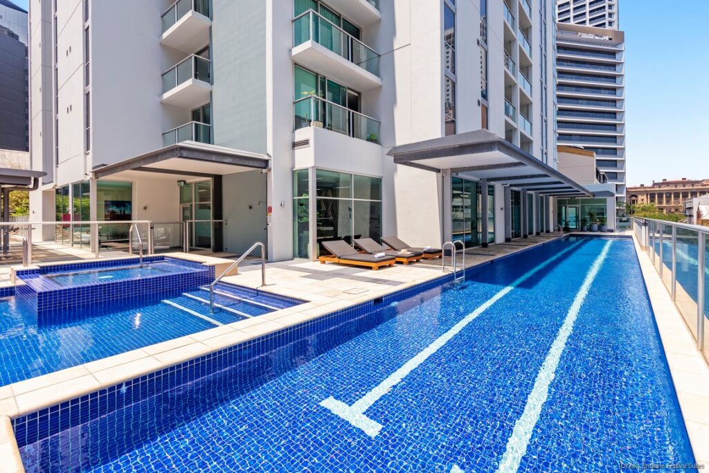 Oaks Brisbane Festival Suites Swimming Pool