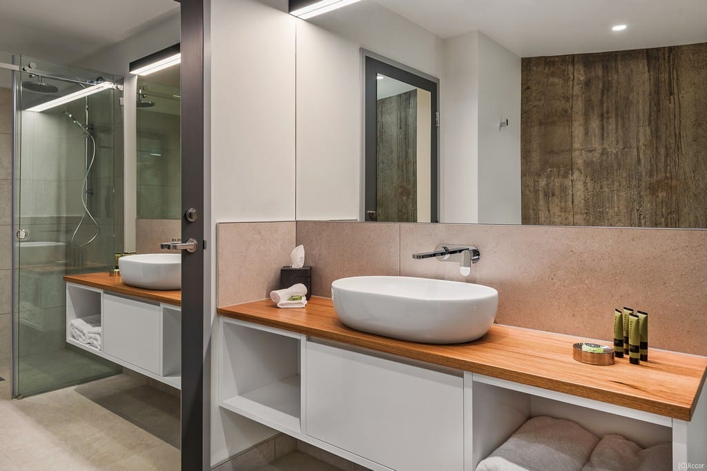 Gorge River Deluxe Bathroom