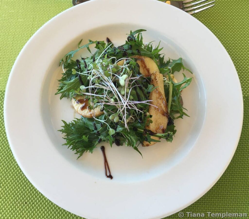 Pear and blue cheese salad