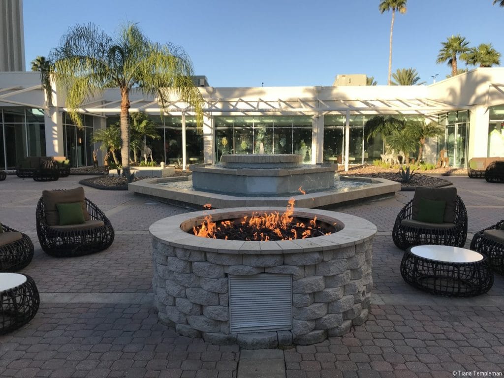 DoubleTree by Hilton Hotel at the Entrance to Universal Orlando fire pit